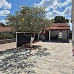 Bailando - Private Parking & Grill Apartman Zára