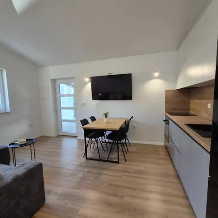 Bailando - Private Parking & Grill 扎达尔