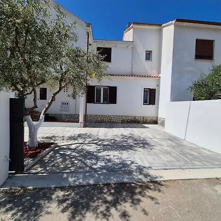 Bailando - Private Parking & Grill *