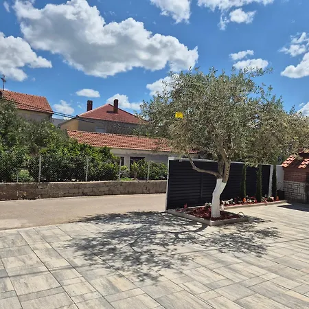 Bailando - Private Parking & Grill *