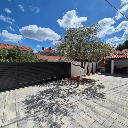 Bailando - Private Parking & Grill 扎达尔